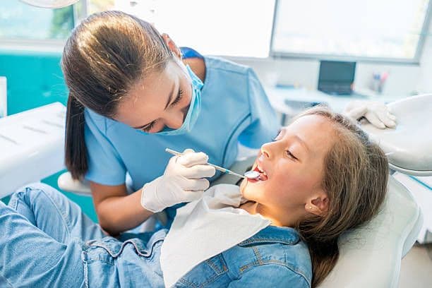 Kiedy iść z dzieckiem na pierwszą wizytę do dentysty?